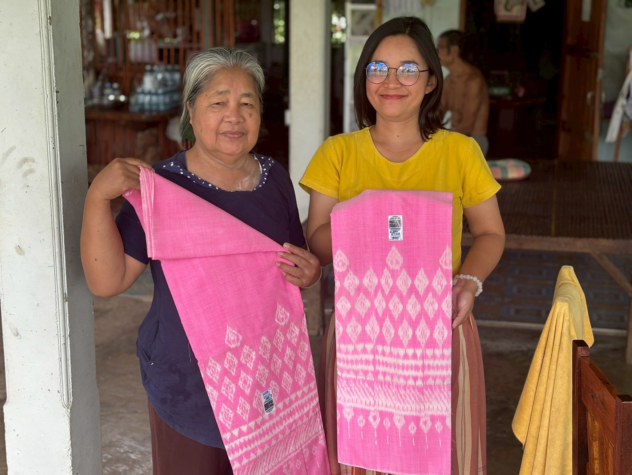 ลงพื้นที่ติดตามงานและสนับสนุนการดำเนินงานกลุ่มสตรีทอผ้าบ้านวังน้ำอ้อมใต้