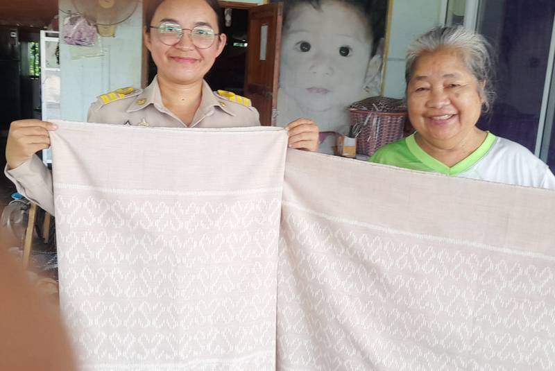 ลงพื้นที่ติดตามความคืบหน้าการทอผ้าลายพระราชทาน “ลายขอสมเด็จฯ - เจ้าฟ้าฯ”