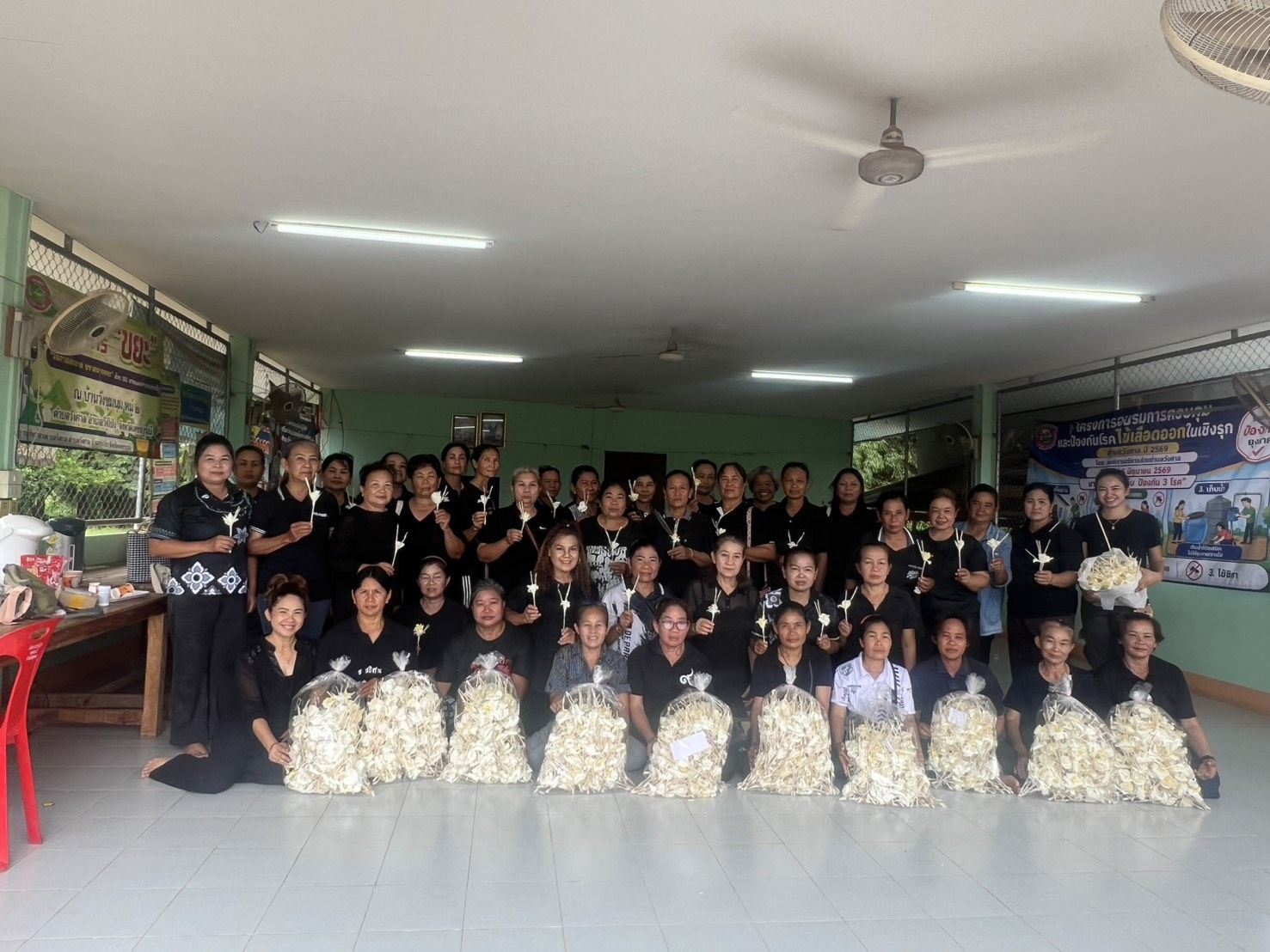 กิจกรรมของสตรีตำบลวังศาล โดยร่วมกันประดิษฐ์ดอกไม้จันทน์ เพื่อถวายในพระราชพิธีถวายพระเพลิงพระบรมศพ สมเด็จพระนางเจ้าสิริกิติ์ พระบรมราชินีนาถ พระบรมราชชนนีพันปีหลวง