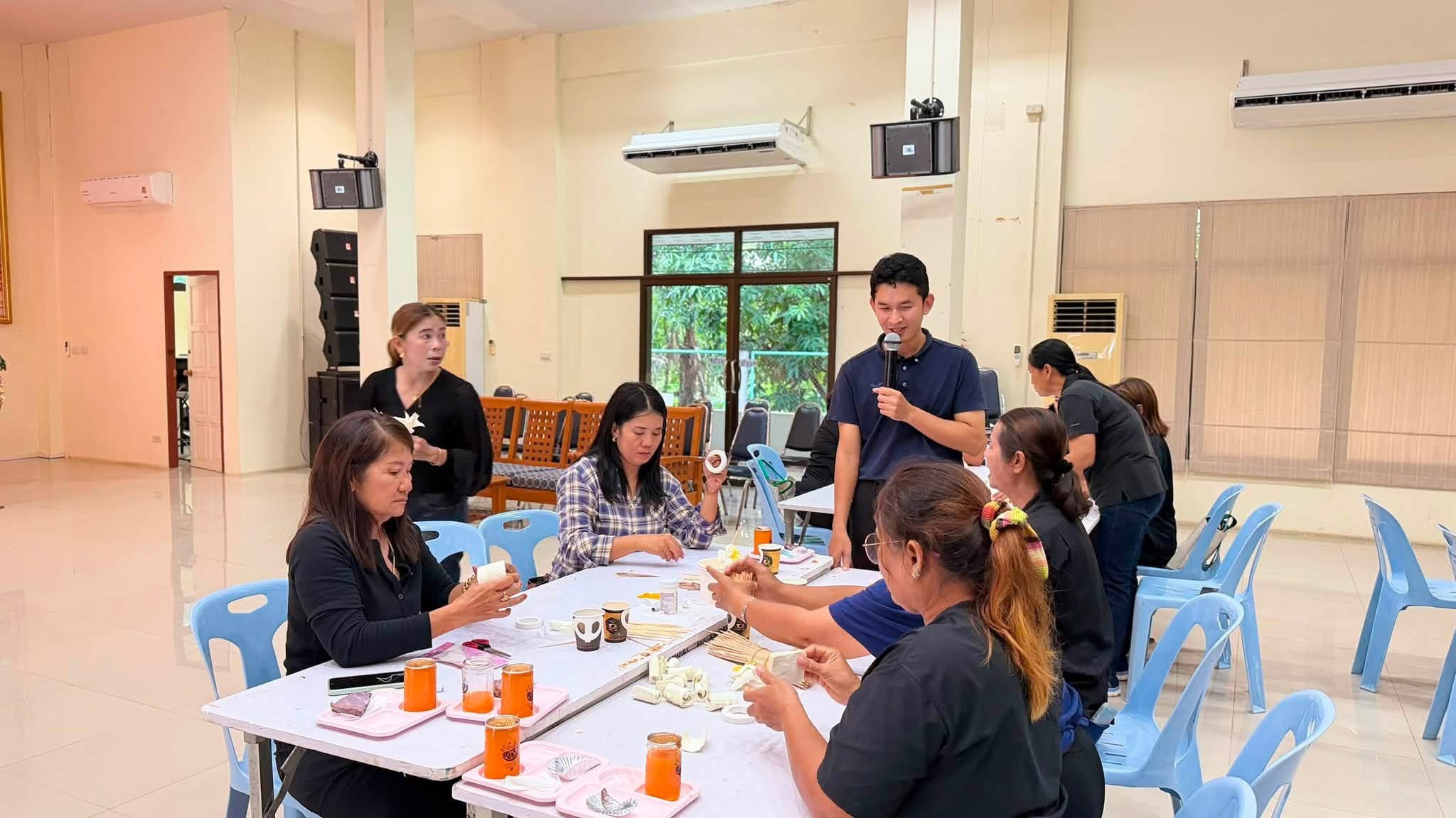 กิจกรรมการประดิษฐ์ดอกไม้จันทน์ เพื่อถวายในพระราชพิธีถวายพระเพลิงพระบรมศพ สมเด็จพระนางเจ้าสิริกิติ์ พระบรมราชินีนาถ พระบรมราชชนนีพันปีหลวง